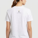 Camiseta com estampa frontal de "católica, apostólica romana e filha de Maria" e estampa traseira de logotipo com cruz e as palavras "Santa Veste".