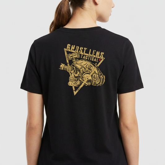 Camiseta com estampa frontal de caveira com capacete e óculos em triângulo e estampa traseira de caveira tática detalhada, texto "Ghostlens Tactical".