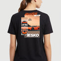 Camiseta com estampa traseira de carros esportivos em movimento, com o texto "Koenigsegg Jesko", imagens e estilo gráfico inspirado em pôsteres.