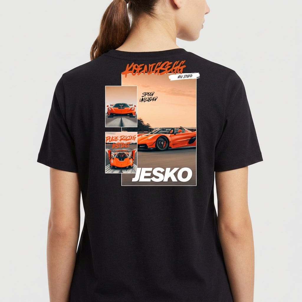 Camiseta com estampa traseira de carros esportivos em movimento, com o texto "Koenigsegg Jesko", imagens e estilo gráfico inspirado em pôsteres.