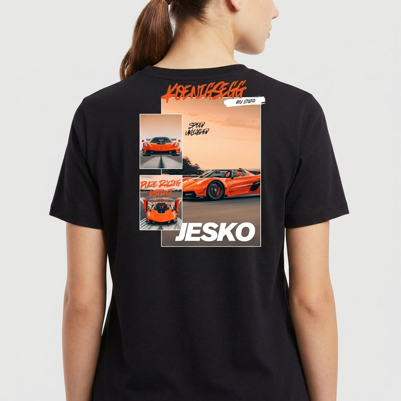 Camiseta com estampa traseira de carros esportivos em movimento, com o texto "Koenigsegg Jesko", imagens e estilo gráfico inspirado em pôsteres.