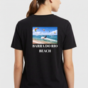 Camiseta com estampa frontal de ícone minimalista e estampa traseira de praia com praticantes de kitesurf em cena ao mar, acompanhada da frase "Barra do Rio Beach".