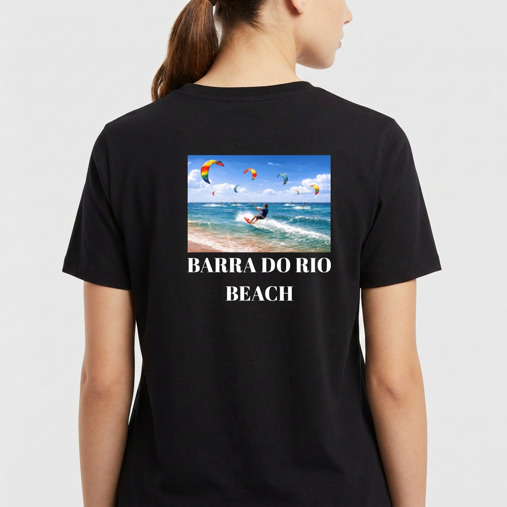 Camiseta com estampa frontal de ícone minimalista e estampa traseira de praia com praticantes de kitesurf em cena ao mar, acompanhada da frase "Barra do Rio Beach".