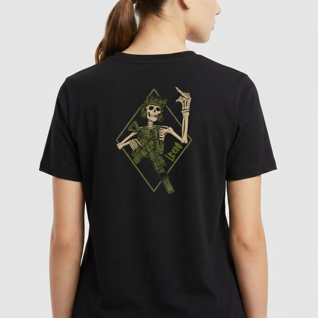 Camiseta com estampa frontal de mão esquelética dentro de um emblema com o texto "Lead" e estampa traseira de esqueleto armado com boina, também com "Lead".