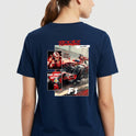 Camiseta com estampa frontal de carro de corrida em ação, piloto destacado em dois quadros laterais com textos estilizados e logotipo F1 abaixo.