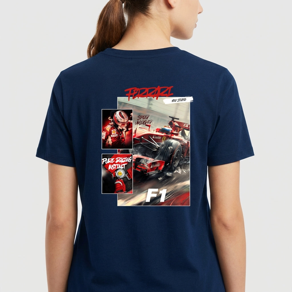 Camiseta com estampa frontal de carro de corrida em ação, piloto destacado em dois quadros laterais com textos estilizados e logotipo F1 abaixo.