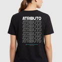 Camiseta com estampa frontal de "ATRIBUTO" em estilo minimalista e estampa traseira repetitiva de "ATRIBUTO" com detalhe de perfil embaixo.