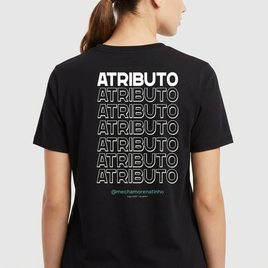 Camiseta com estampa frontal de "ATRIBUTO" em estilo minimalista e estampa traseira repetitiva de "ATRIBUTO" com detalhe de perfil embaixo.
