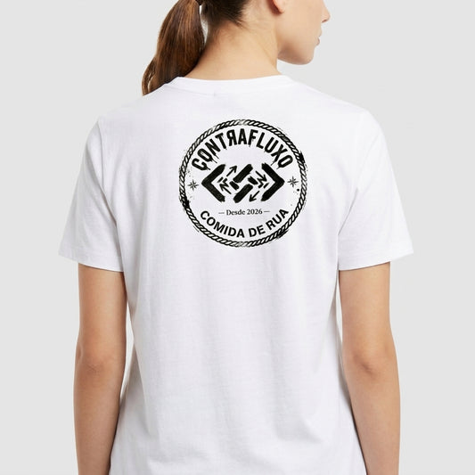 Camiseta com estampa frontal de "Contrafluxo" e flechas estilizadas, e estampa traseira circular com "Contrafluxo", flechas e "Comida de Rua - Desde 2026".