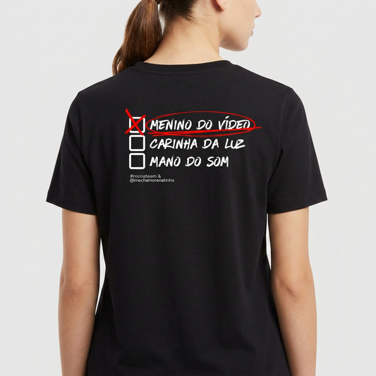 Camiseta com estampa frontal de texto "Menino do Vídeo" e estampa traseira de lista com opções, sendo "Menino do Vídeo" marcado e destacado.