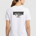 Camiseta com estampa traseira de lettering estilizado "Rawbeat Rich Club" sobreposto a "Members Only" em tipografia marcante e moderna.