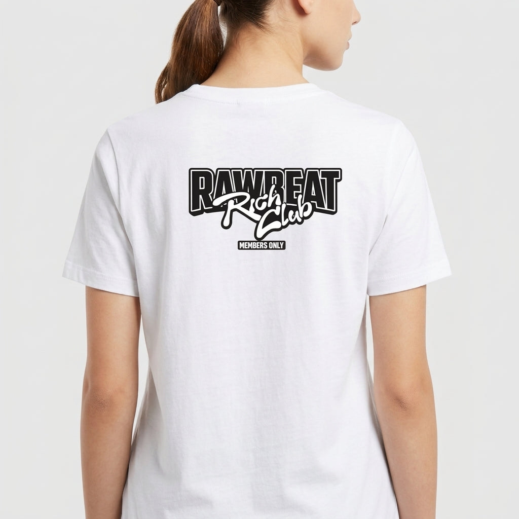 Camiseta com estampa traseira de lettering estilizado "Rawbeat Rich Club" sobreposto a "Members Only" em tipografia marcante e moderna.