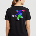 Camiseta com estampa frontal de lettering colorido e elementos circulares, e estampa traseira de personagem em ação jogando squash com raquete e bola.