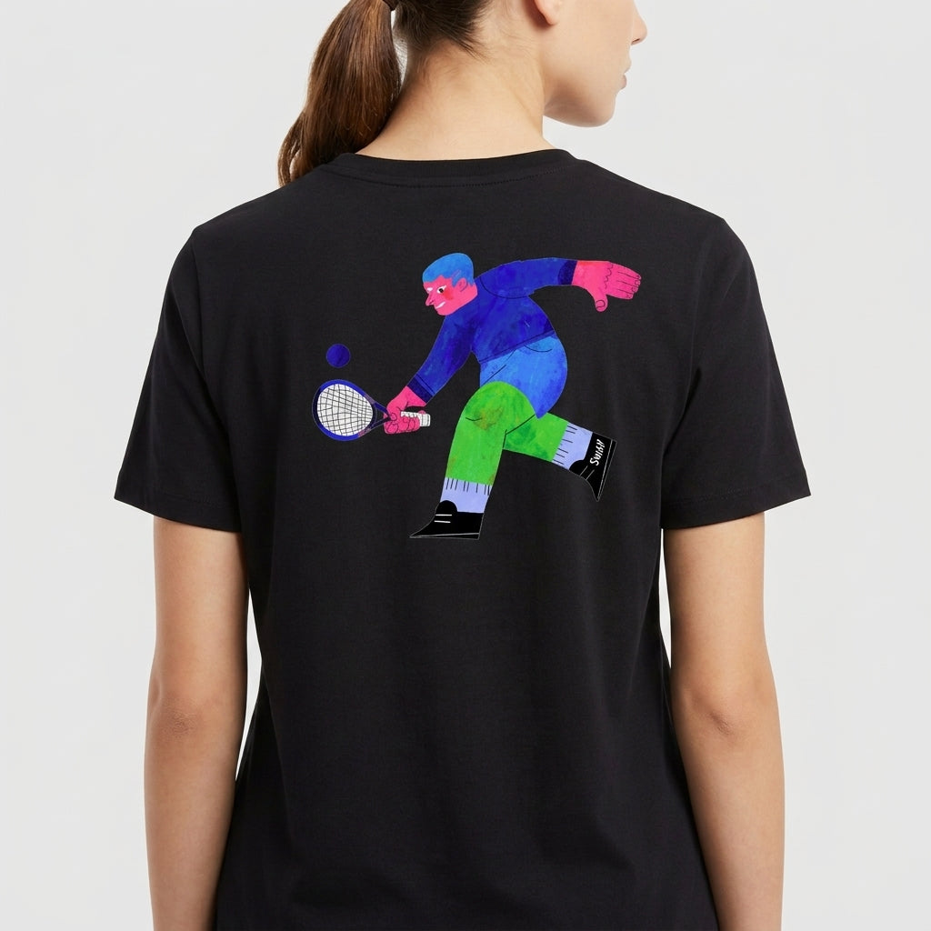 Camiseta com estampa frontal de lettering colorido e elementos circulares, e estampa traseira de personagem em ação jogando squash com raquete e bola.