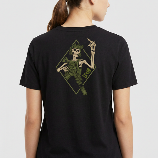 Camiseta com estampa frontal de mão levantada com dedo médio erguido e texto "Lego", e estampa traseira de esqueleto segurando rifle em losango com "Lego".