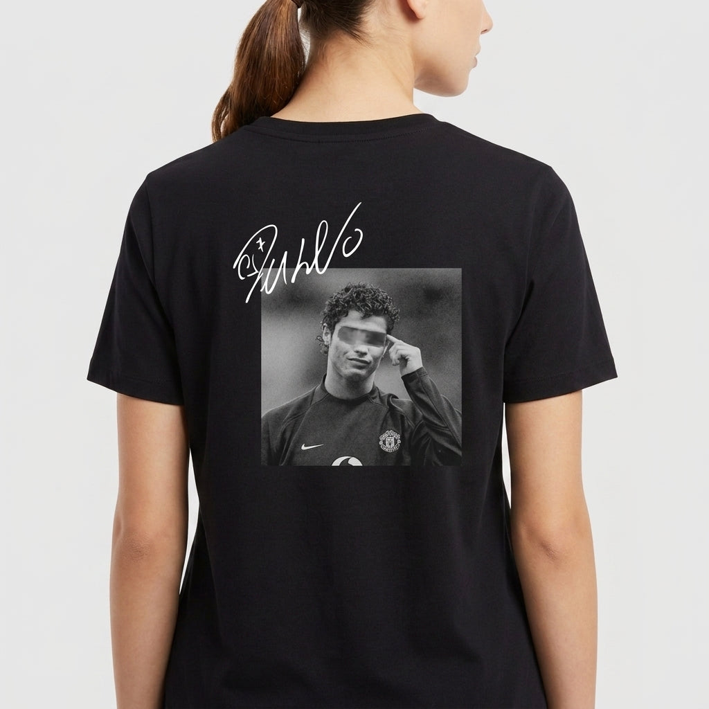 Camiseta com estampa frontal de uma fotografia nostálgica em preto e branco de jogador de futebol com assinatura estilizada sobreposta na parte superior.