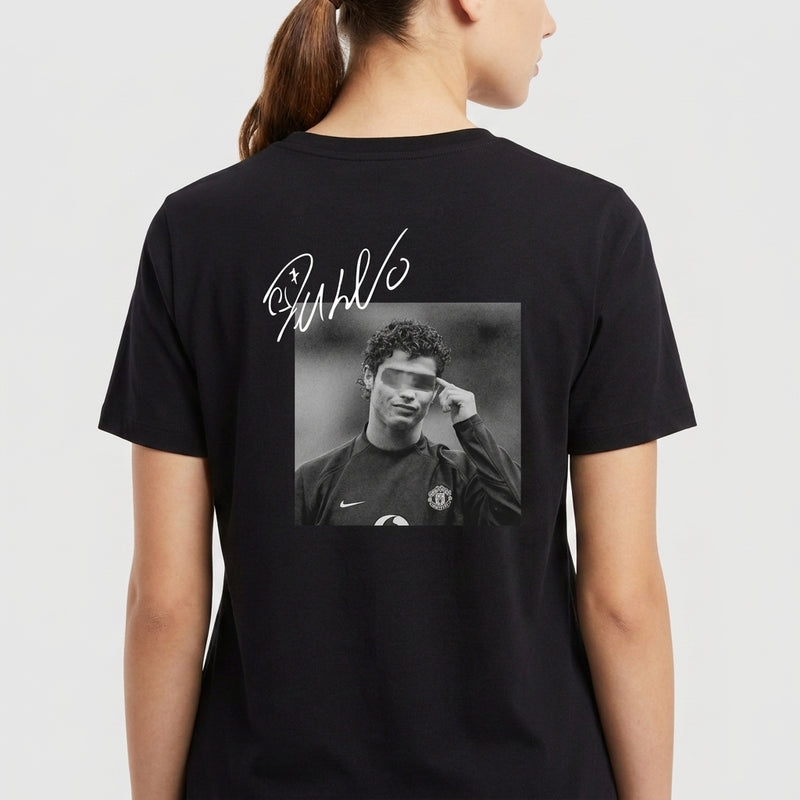 Camiseta com estampa frontal de uma fotografia nostálgica em preto e branco de jogador de futebol com assinatura estilizada sobreposta na parte superior.