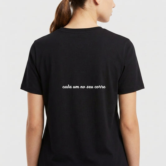 Camiseta com estampa frontal de um crânio com duas armas cruzadas, texto acima e abaixo, e estampa traseira com a frase "cada um no seu corre" em escrita cursiva.