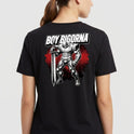 Camiseta com estampa frontal de personagem musculoso com espada em círculo e texto "Boy Bigorna" e estampa traseira de guerreiro robusto em frente a fundo vermelho.