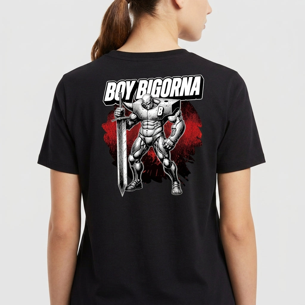 Camiseta com estampa frontal de personagem musculoso com espada em círculo e texto "Boy Bigorna" e estampa traseira de guerreiro robusto em frente a fundo vermelho.