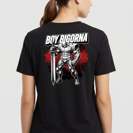 Camiseta com estampa frontal de personagem musculoso com espada em círculo e texto "Boy Bigorna" e estampa traseira de guerreiro robusto em frente a fundo vermelho.