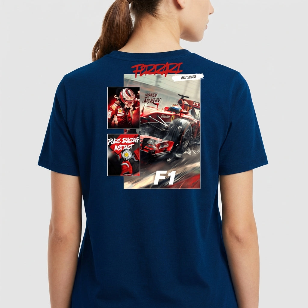 Camiseta com estampa traseira de cena de corrida F1, incluindo piloto, carro em ação, escrita "Ferrari", "Speed Master" e "Race Addict".