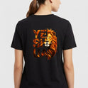 Camiseta com estampa frontal de símbolo textual estilizado com ornamento refinado e estampa traseira de leão imponente integrado à palavra "YESHUA".