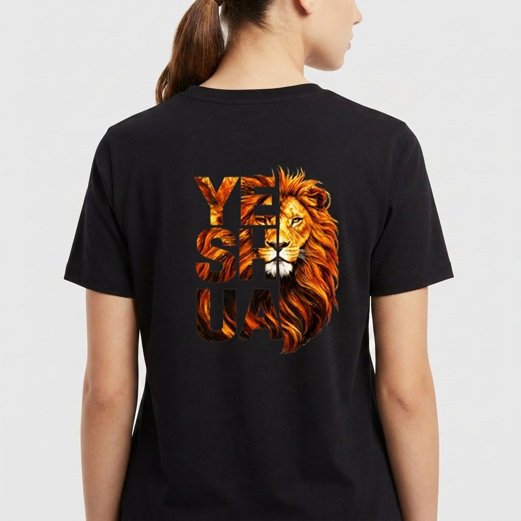 Camiseta com estampa frontal de símbolo textual estilizado com ornamento refinado e estampa traseira de leão imponente integrado à palavra "YESHUA".