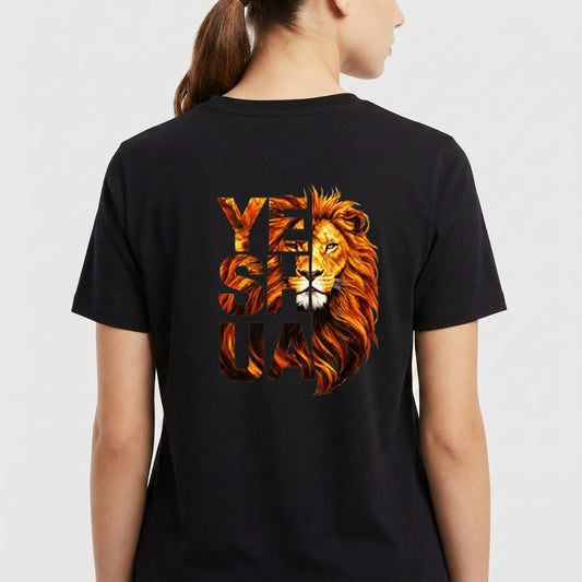 Camiseta com estampa frontal de símbolo textual estilizado com ornamento refinado e estampa traseira de leão imponente integrado à palavra "YESHUA".