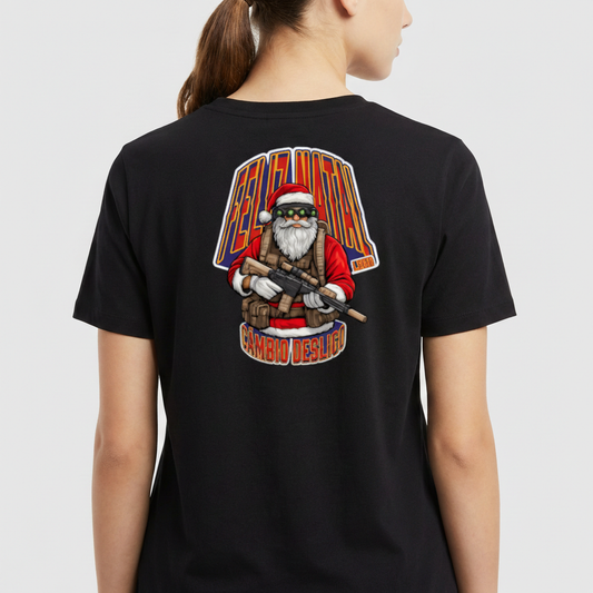 Camiseta com estampa frontal de um pequeno logotipo retangular e estampa traseira de um Papai Noel moderno segurando um rifle, rodeado por letras.