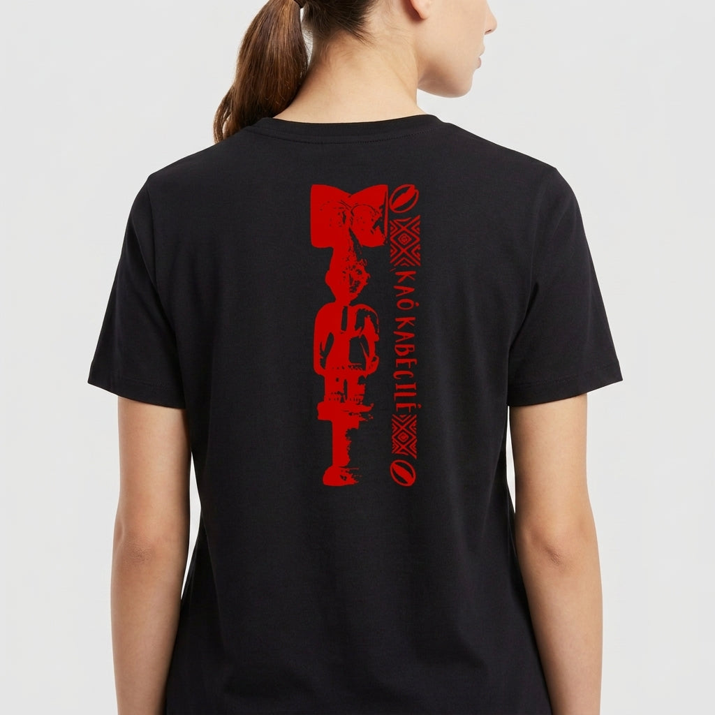 Camiseta com estampa frontal de círculo vazado e estampa traseira de símbolos verticais complexos ao lado de caracteres estilizados, ambos em estilo tribal.