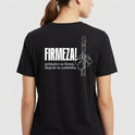 Camiseta com estampa traseira de mão fazendo gesto e com as palavras "FIRMEZA!" em destaque acima de frase inspiradora sobre firmeza e caminhada.