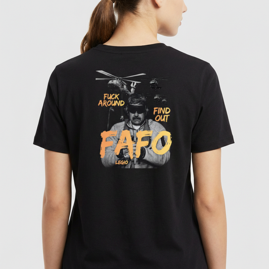 Camiseta com estampa frontal de "FAFO" em estilo desgastado e estampa traseira com imagem de homem vendado, helicópteros e texto "Fuck Around Find Out FAFO".