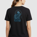 Camiseta com estampa frontal de cruz estilizada e "Legio" e estampa traseira de esqueleto rezando, rodeado de caveiras e halo envolvente com letras.