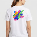 Camiseta com estampa frontal de palavras sobrepostas em estilo glitch e estampa traseira de personagens coloridos em um design vibrante e dinâmico.