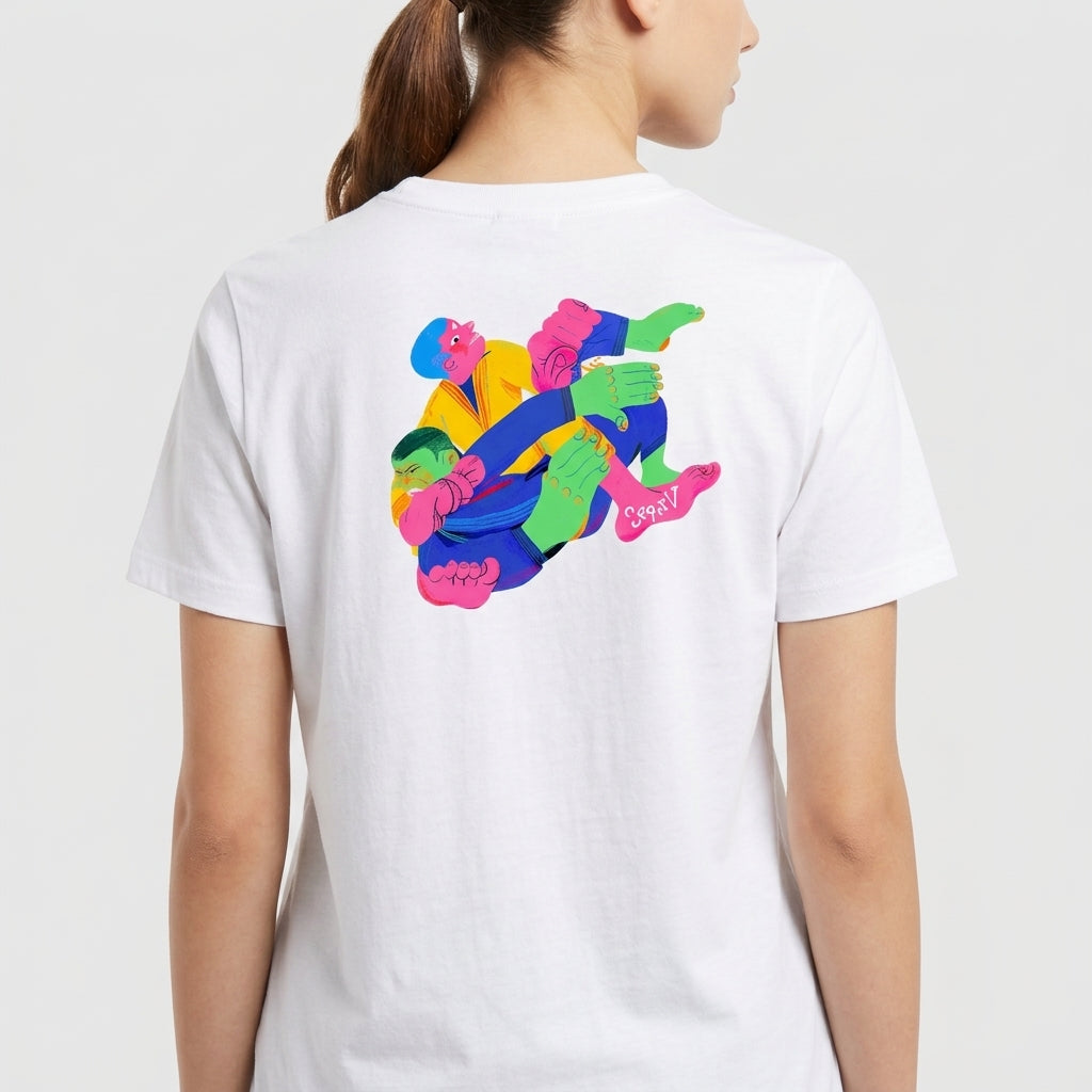 Camiseta com estampa frontal de palavras sobrepostas em estilo glitch e estampa traseira de personagens coloridos em um design vibrante e dinâmico.
