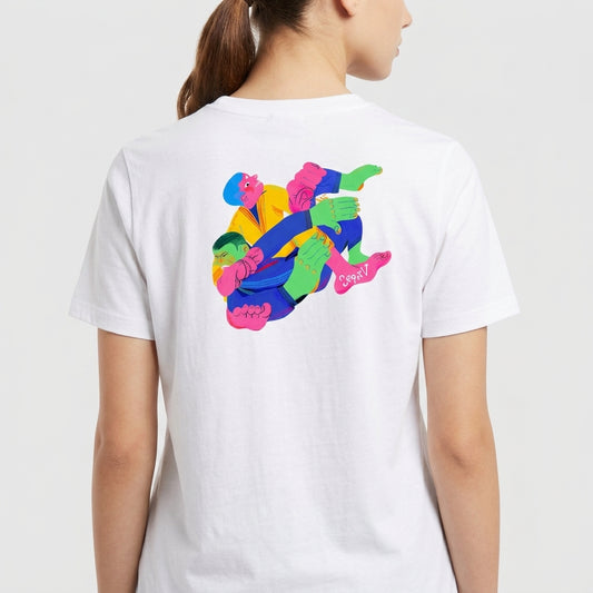 Camiseta com estampa frontal de palavras sobrepostas em estilo glitch e estampa traseira de personagens coloridos em um design vibrante e dinâmico.