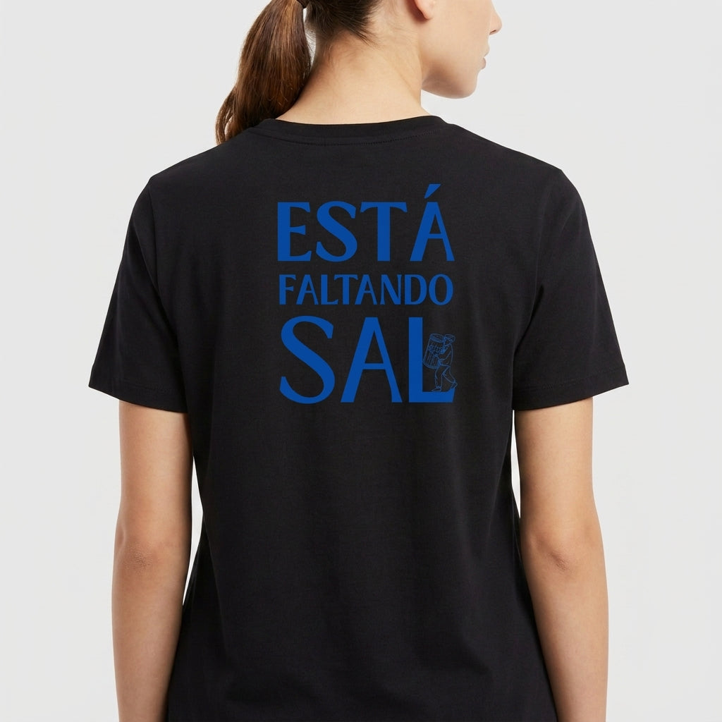 Camiseta com estampa frontal de texto discreto "JOSE", "VERAS", "DESIGN" acompanhando por um símbolo estilizado e estampa traseira grande com "ESTÁ FALTANDO SAL".