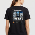 Camiseta com estampa traseira de carro esportivo em três ângulos, marca "Koenigsegg", texto informativo e logotipos na parte inferior.
