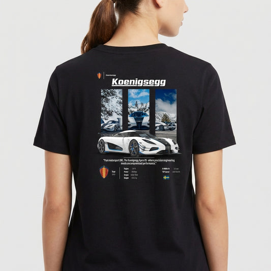 Camiseta com estampa traseira de carro esportivo em três ângulos, marca "Koenigsegg", texto informativo e logotipos na parte inferior.
