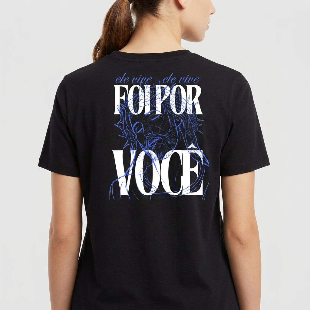 Camiseta com estampa frontal de slogan estilizado com o desenho de uma cruz e estampa traseira de rosto com coroa de espinhos e letras grandes.