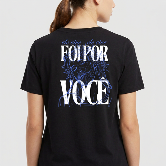 Camiseta com estampa frontal de slogan estilizado com o desenho de uma cruz e estampa traseira de rosto com coroa de espinhos e letras grandes.