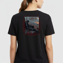 Camiseta com estampa frontal de mão metálica segurando uma rosa e texto vertical. Estampa traseira de guerreiro medieval em paisagem épica com textos adjacentes.