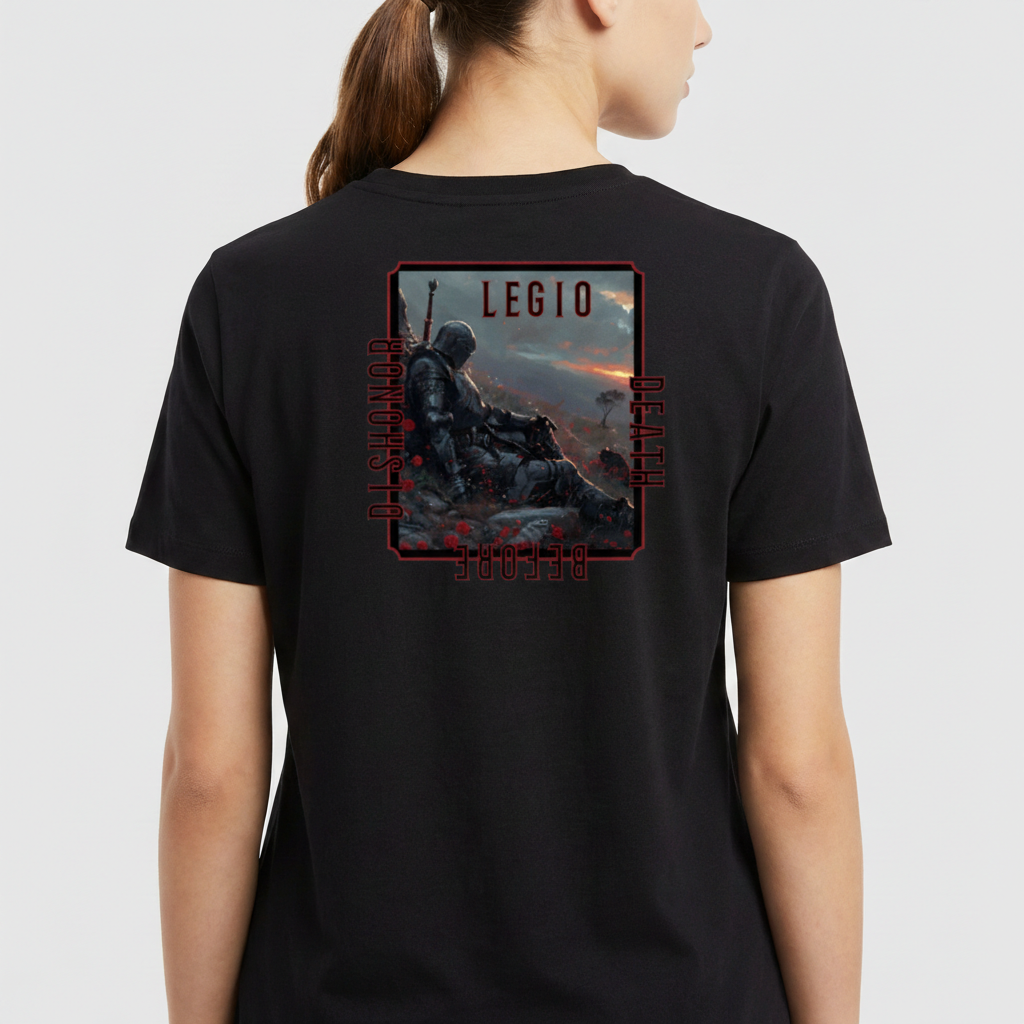 Camiseta com estampa frontal de mão metálica segurando uma rosa e texto vertical. Estampa traseira de guerreiro medieval em paisagem épica com textos adjacentes.