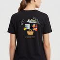 Camiseta com estampa frontal de texto inclinada "D' Lorenzi" e estampa traseira de elementos italianos, bebidas, frutas e texto "Bon Vivant Club 777".