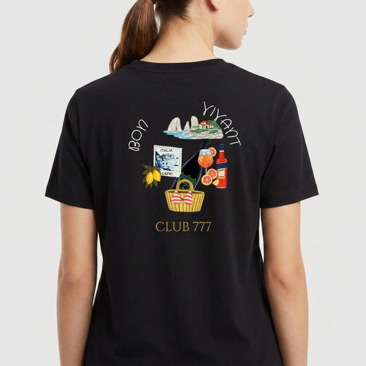 Camiseta com estampa frontal de texto inclinada "D' Lorenzi" e estampa traseira de elementos italianos, bebidas, frutas e texto "Bon Vivant Club 777".