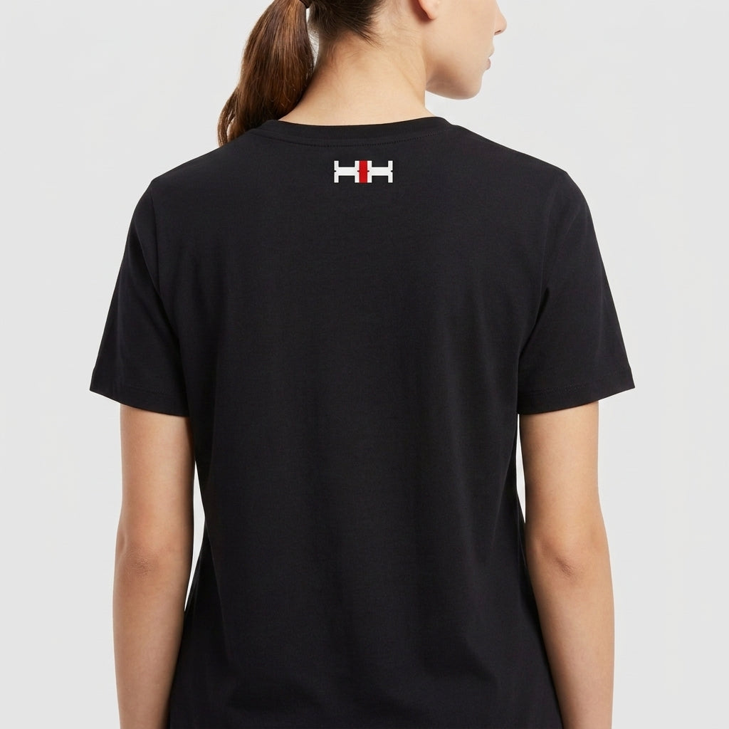 Camiseta com estampa frontal de texto "Kuarup" acima de um símbolo geométrico preto e branco com detalhe central em vermelho, e estampa traseira de símbolo menor similar.