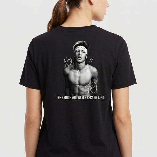 Camiseta com estampa frontal de uma pequena assinatura estilizada no peito e estampa traseira de uma foto em preto e branco de um jovem com faixa na cabeça e assinaturas.