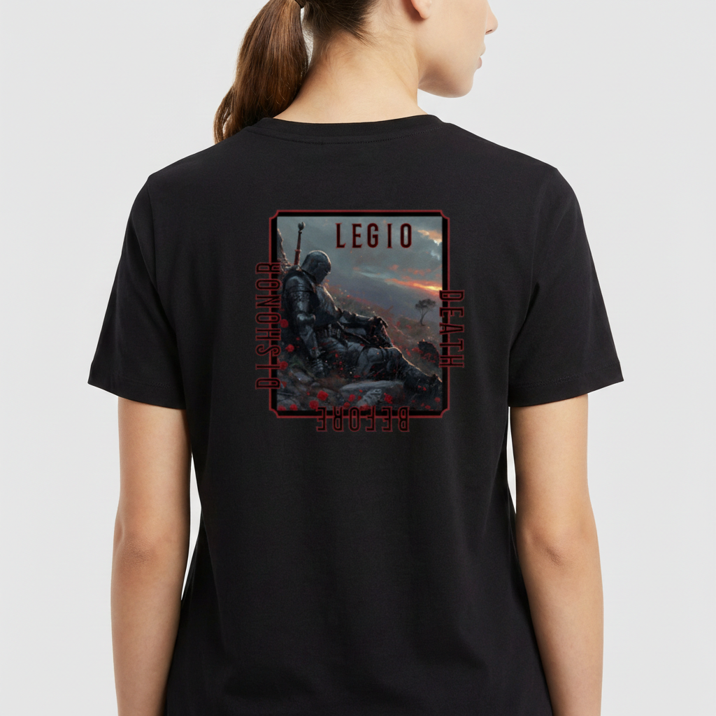 Camiseta com estampa frontal de uma mão metálica segurando uma rosa e estampa traseira de um guerreiro em armadura sobre campo de batalha, cercado por texto.