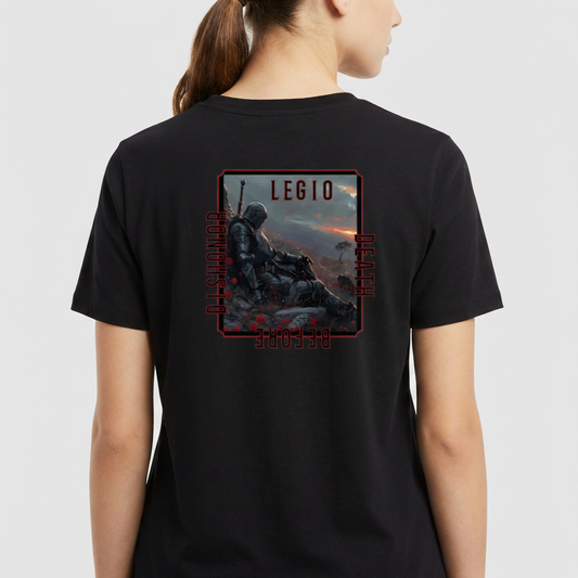Camiseta com estampa frontal de uma mão metálica segurando uma rosa e estampa traseira de um guerreiro em armadura sobre campo de batalha, cercado por texto.